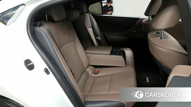 Lexus ES300h 7th generation 2024 Белый из Кореи, фото 3