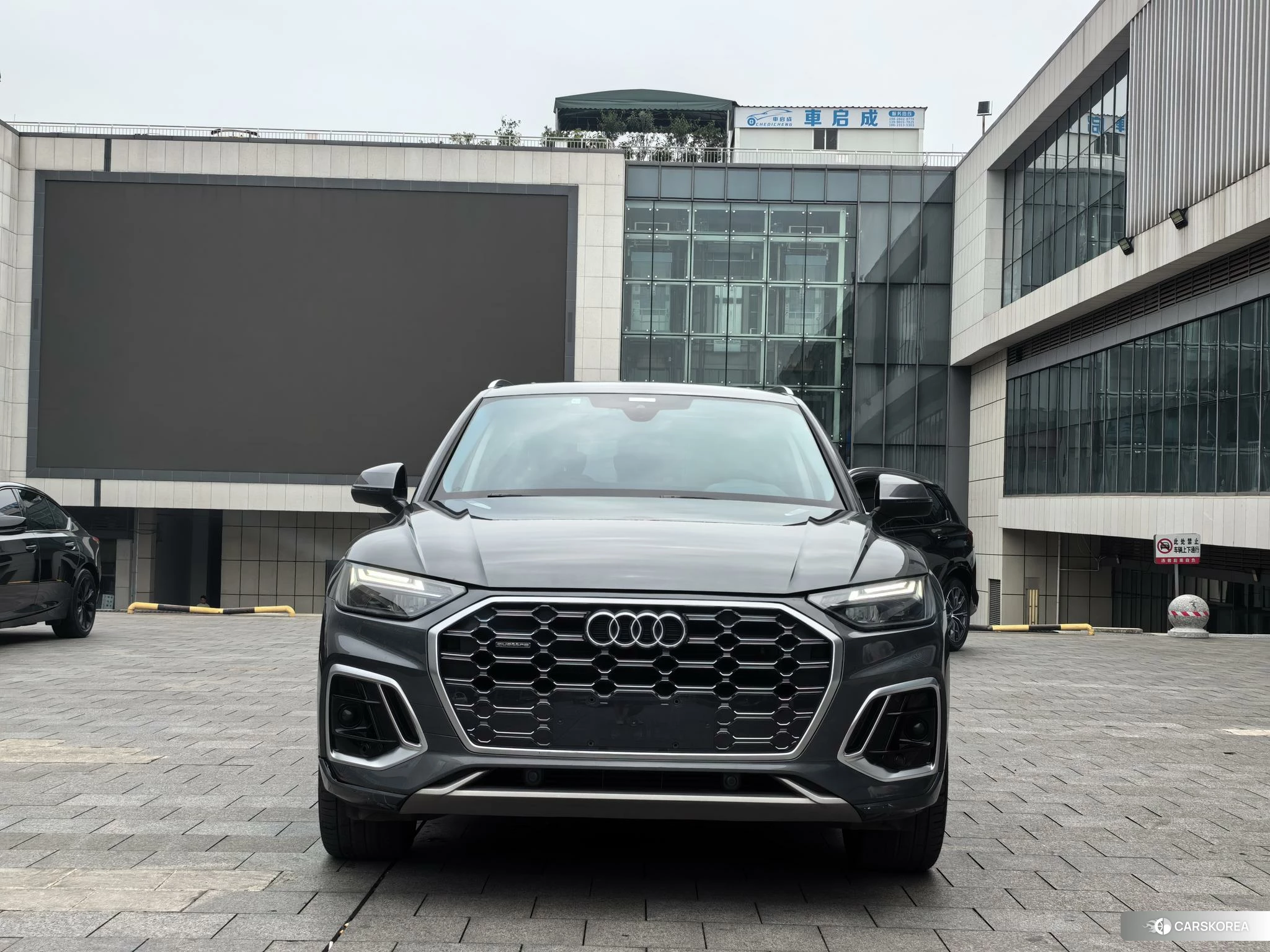 Audi Q5L 2021 Темно-серый из Китая, фото 3