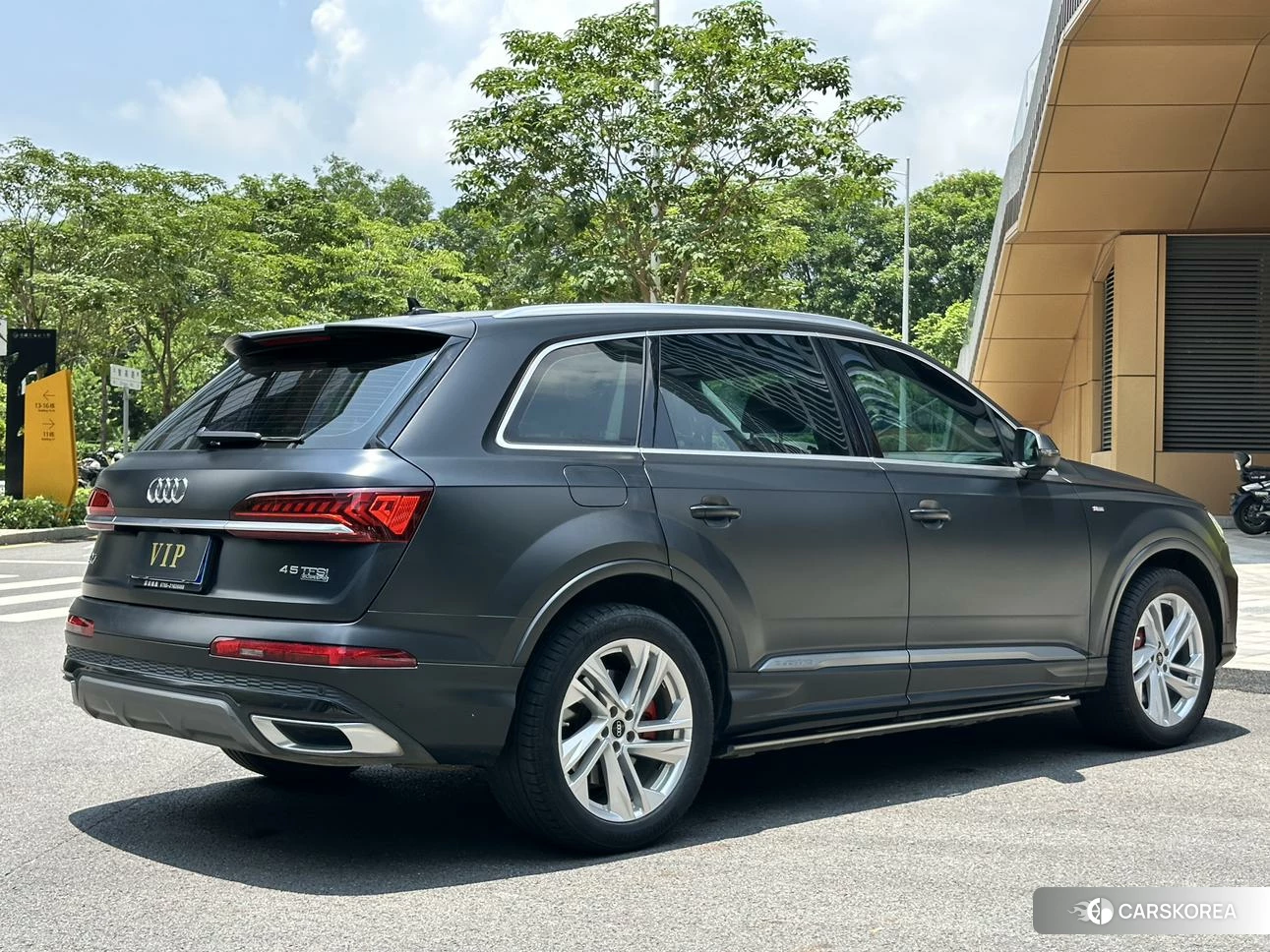 Audi Q7 2020 Темно-серый из Китая, фото 3
