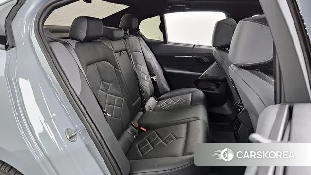 BMW 5 Series (G60) 2024 Цвет галактики из Кореи, фото 3