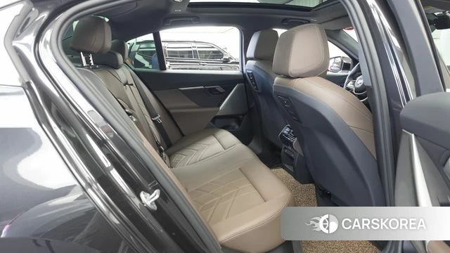 BMW 5 Series (G60) 2025 Серый из Кореи, фото 3
