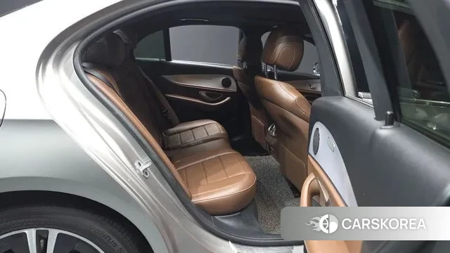 Mercedes-Benz E-Class W213 2021 Серебристо-серый из Кореи, фото 3