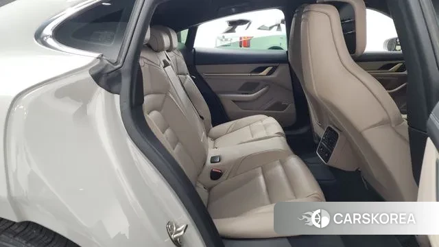 Porsche Taycan 2024 Жемчужный цвет из Кореи, фото 3