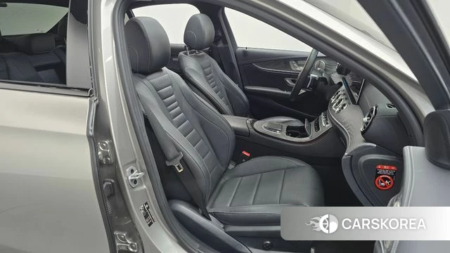 Mercedes-Benz E-Class W213 2023 Песочный из Кореи, фото 3