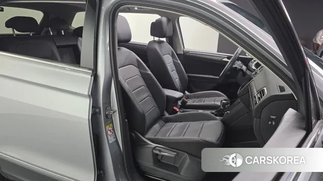 Volkswagen Tiguan Allspace 2022 Серебряный из Кореи, фото 3