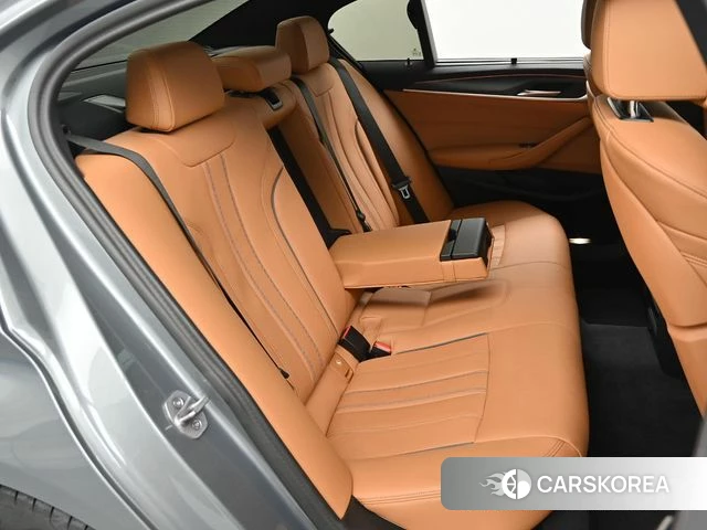 BMW 5 Series (G30) 2023 Серебристо-серый из Кореи, фото 3