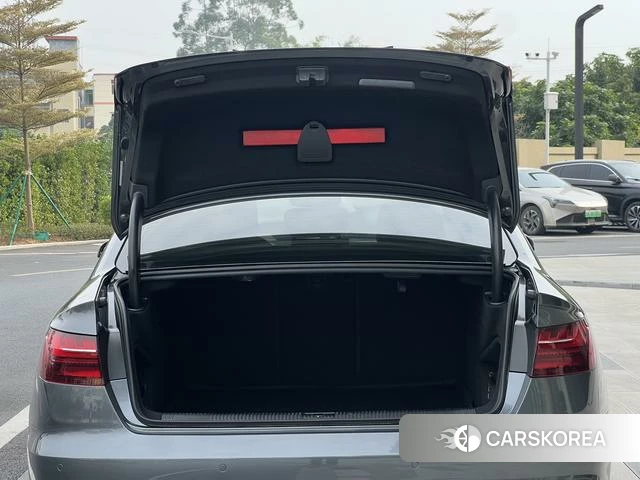 Audi A4L 2022 Темно-серый из Китая, фото 3