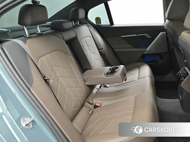 BMW 5 Series (G60) 2025 Небесно-голубой из Кореи, фото 3