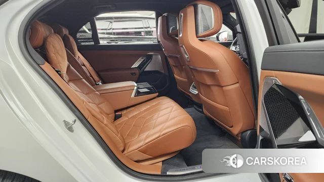 BMW 7 Series (G70) 2023 Белый из Кореи, фото 3