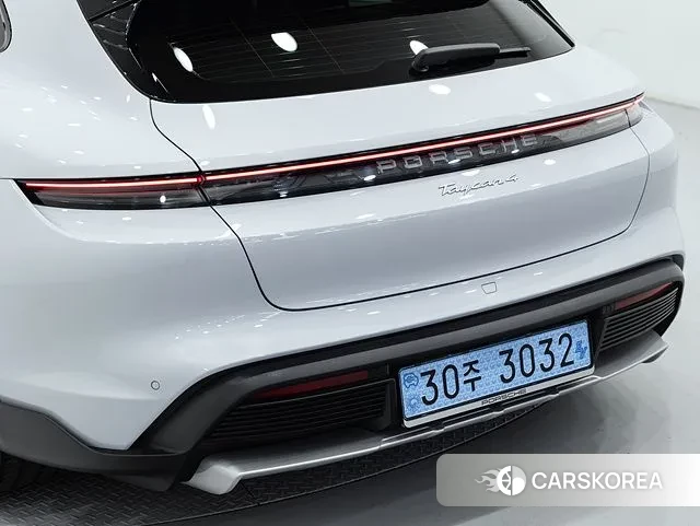 Porsche Taycan 2024 Светло-серебряный цвет из Кореи, фото 3