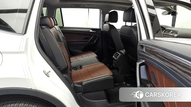 Volkswagen Tiguan Allspace 2023 Белый из Кореи, фото 3