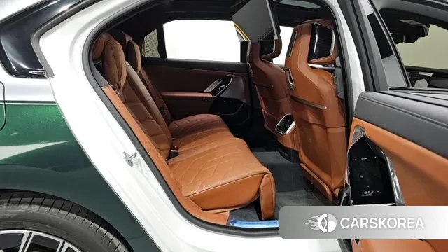 BMW 7 Series (G70) 2024 Серебряный двухцветный из Кореи, фото 3