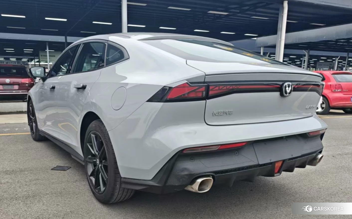 Chang'an UNI-V 2024 Серебристо-серый из Китая, фото 3