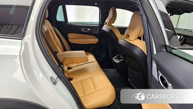 Volvo V60 Cross-Country 2nd Generation 2023 Белый из Кореи, фото 3