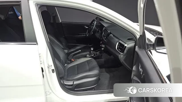 Kia Stonic 2018 Белый из Кореи, фото 3