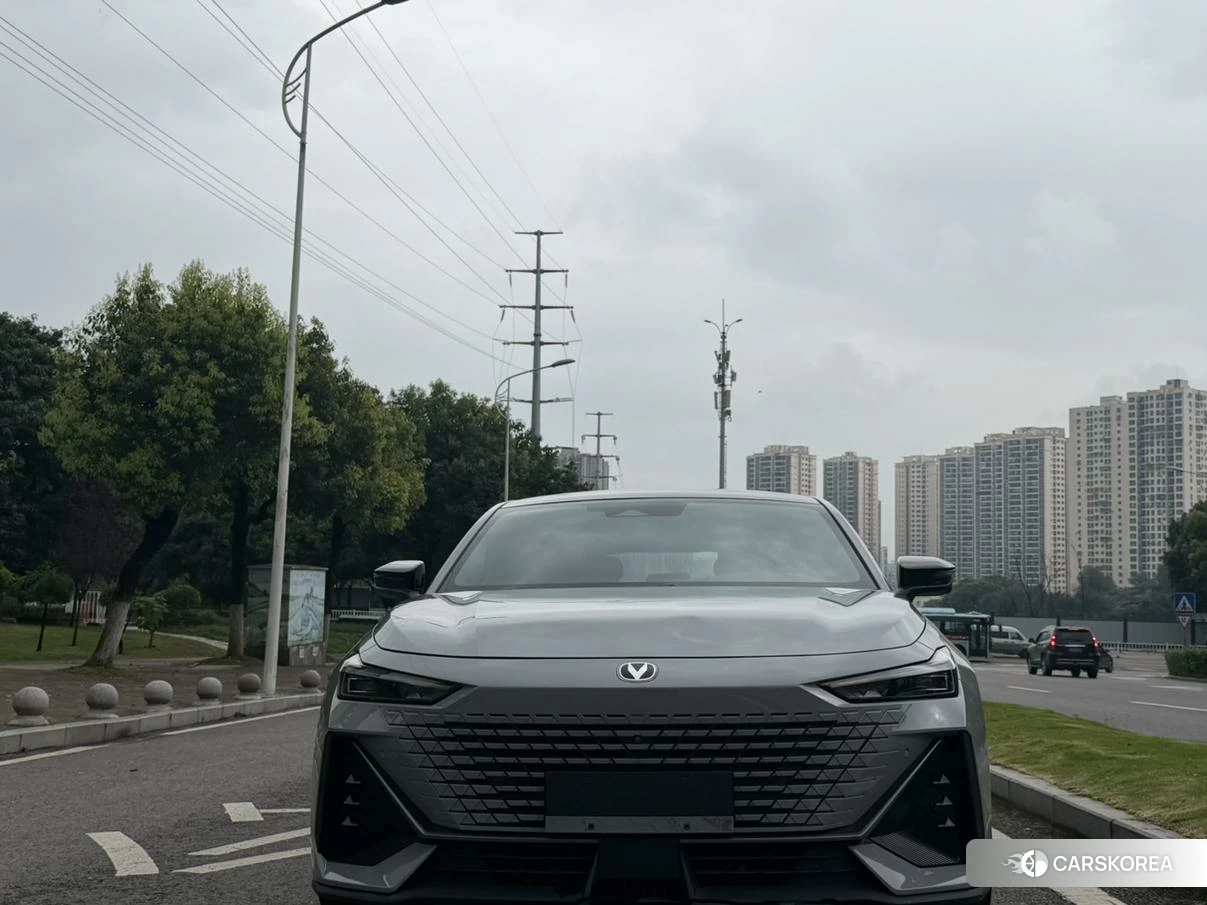 Chang'an UNI-V 2022 Серебристо-серый из Китая, фото 3