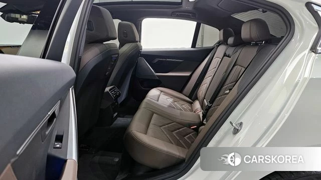 BMW 5 Series (G60) 2023 Белый из Кореи, фото 3