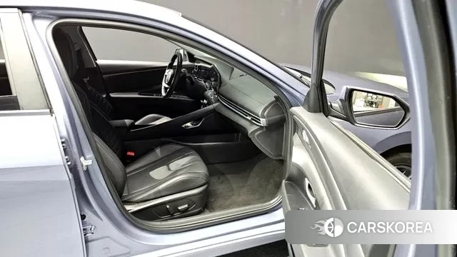 Hyundai The New Avante (CN7) 2024 Светло-серебряный цвет из Кореи, фото 3