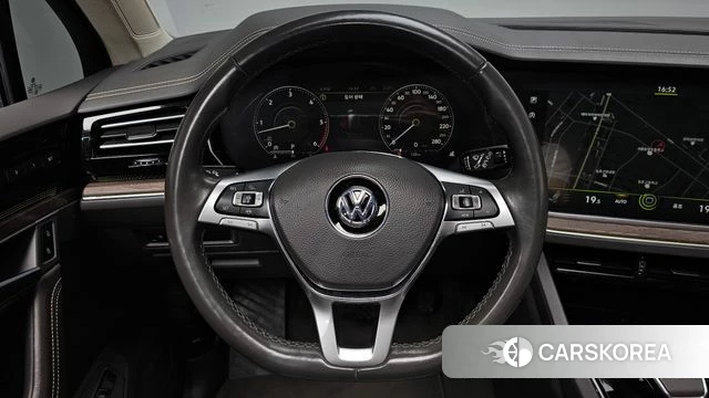 Volkswagen Touareg 3rd generation 2020 Черный из Кореи, фото 3