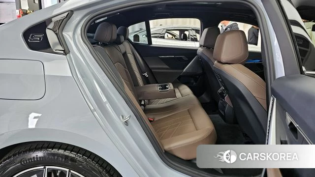 BMW 5 Series (G60) 2025 Серебристо-серый из Кореи, фото 3