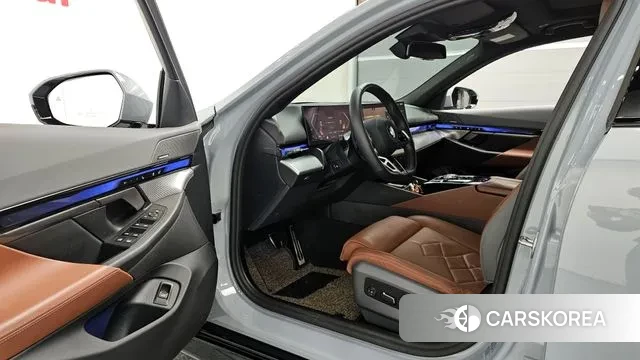 BMW 5 Series (G60) 2025 Светло-серебряный цвет из Кореи, фото 3