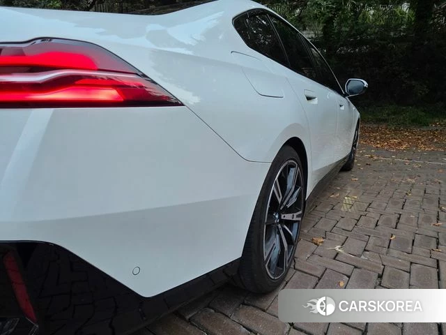 BMW 5 Series (G60) 2024 Белый из Кореи, фото 3