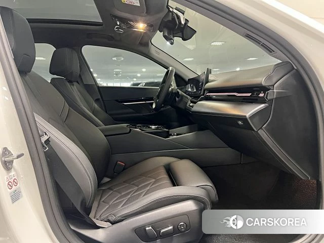BMW 5 Series (G60) 2024 Белый из Кореи, фото 3