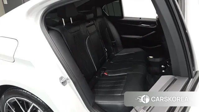 BMW 5 Series (G30) 2023 Белый из Кореи, фото 3