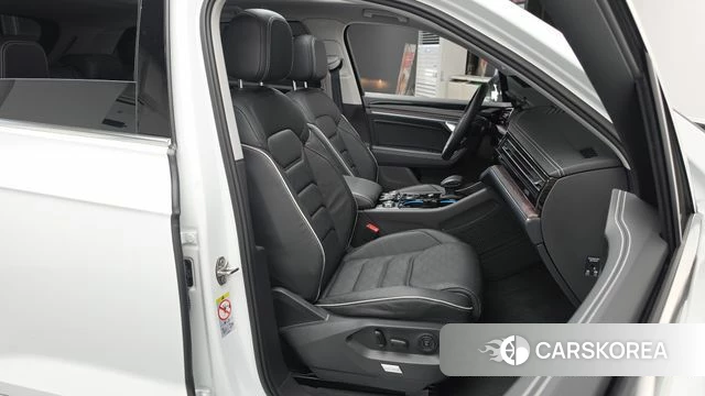 Volkswagen Touareg 3rd generation 2024 Белый из Кореи, фото 3