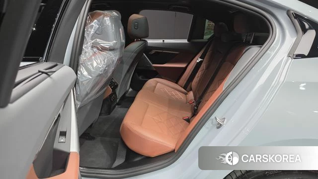 BMW i5 (G60) 2024 Светло-серебряный цвет из Кореи, фото 3