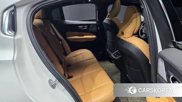 Volvo S60 3rd generation 2023 Белый из Кореи, фото 3