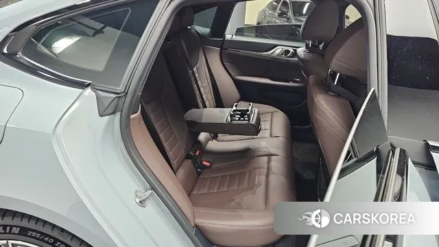 BMW i4 2023 Светло-серебряный цвет из Кореи, фото 3