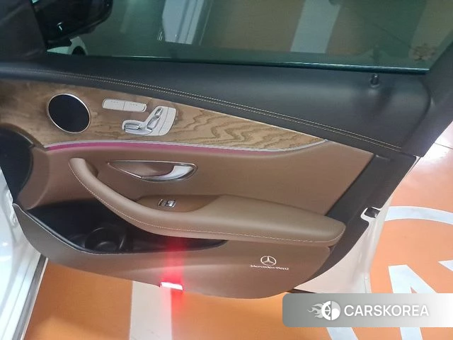 Mercedes-Benz E-Class W213 2022 Белый из Кореи, фото 3