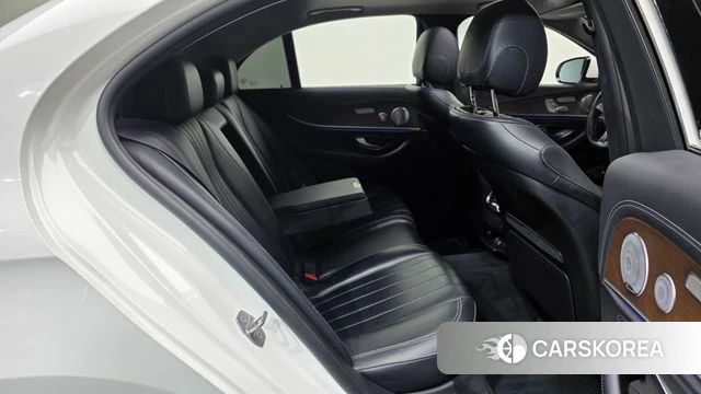 Mercedes-Benz E-Class W213 2018 Белый из Кореи, фото 3