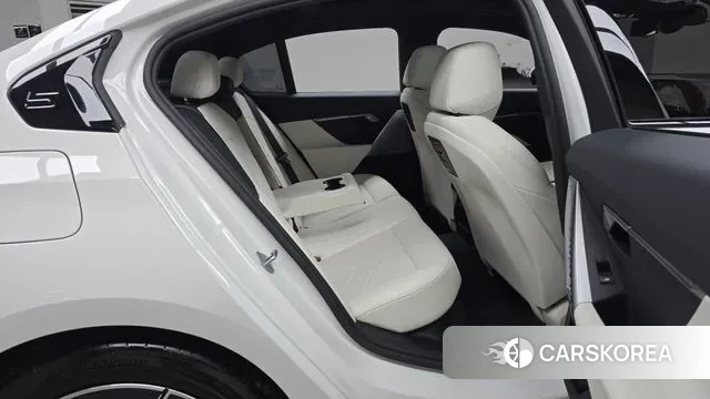 BMW 5 Series (G60) 2025 Белый из Кореи, фото 3