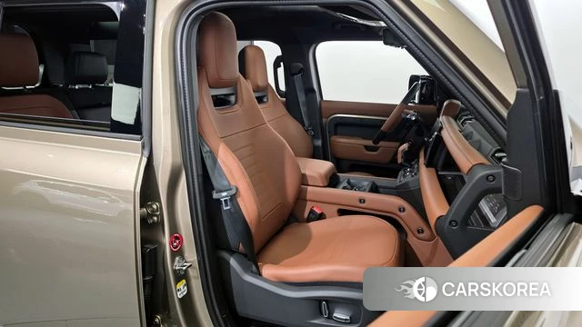 Land Rover Defender (L663) 2025 Песочный из Кореи, фото 3