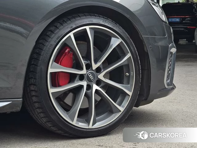 Audi A4L 2021 Темно-серый из Китая, фото 3