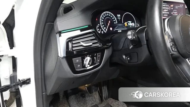 BMW 5 Series (G30) 2019 Белый из Кореи, фото 3