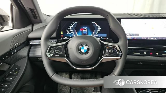 BMW 5 Series (G60) 2023 Черный из Кореи, фото 3