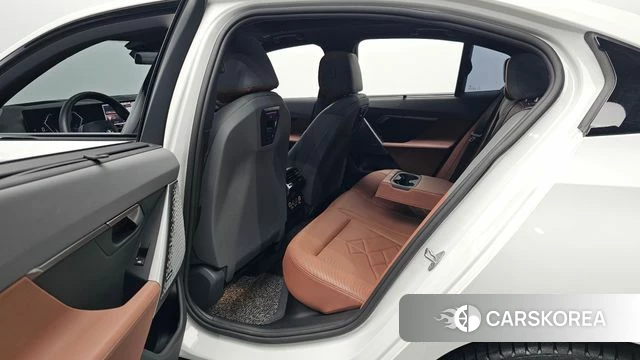 BMW 5 Series (G60) 2024 Белый из Кореи, фото 3