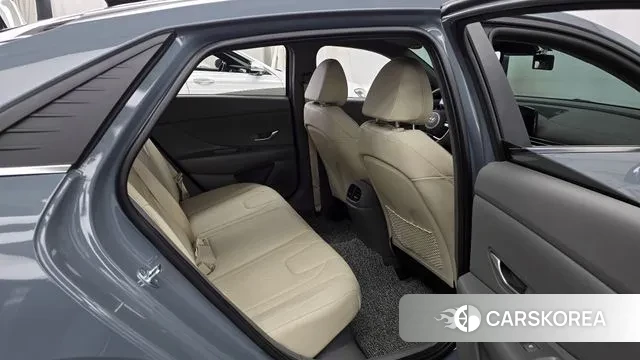 Hyundai Avante Hybrid (CN7) 2022 Светло-серебряный цвет из Кореи, фото 3