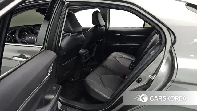 Toyota Camry (XV70) 2023 Серебристо-серый из Кореи, фото 3