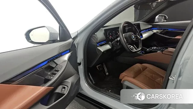 BMW 5 Series (G60) 2024 Цвет галактики из Кореи, фото 3