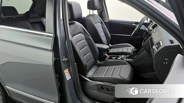Volkswagen Tiguan second Generation 2024 Серебристо-серый из Кореи, фото 3