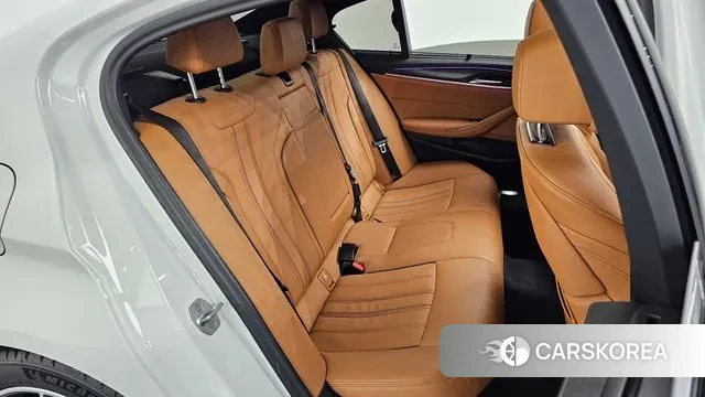 BMW 5 Series (G30) 2023 Белый из Кореи, фото 3