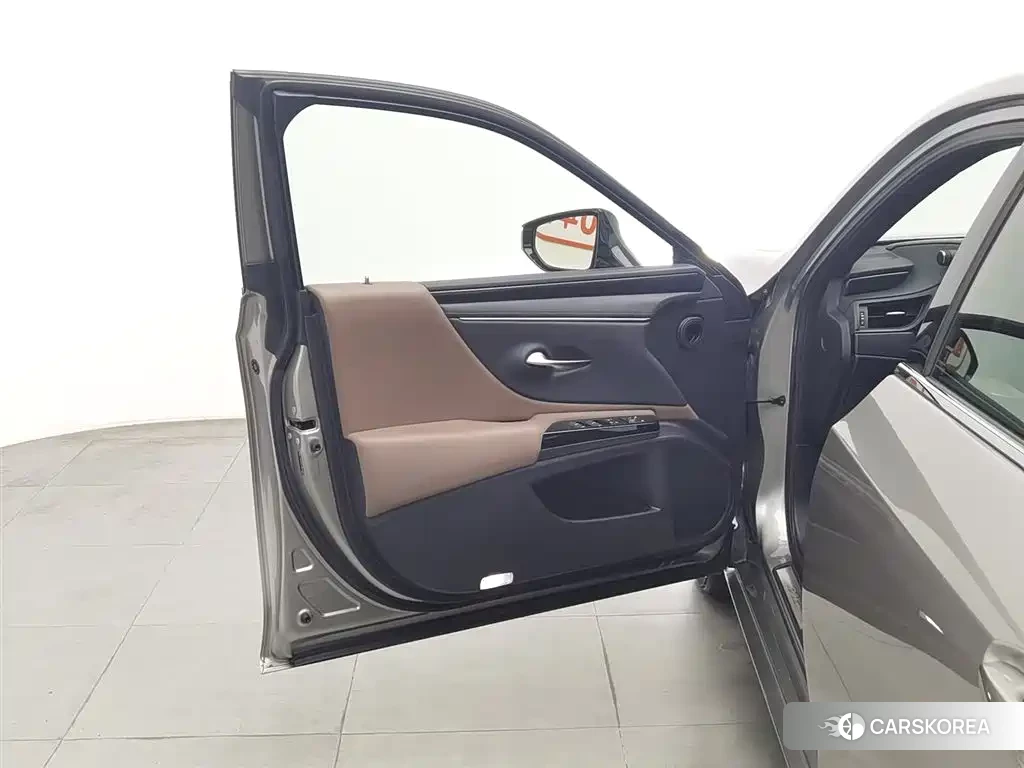 Lexus ES 2021 Silver/gray из Китая, фото 3