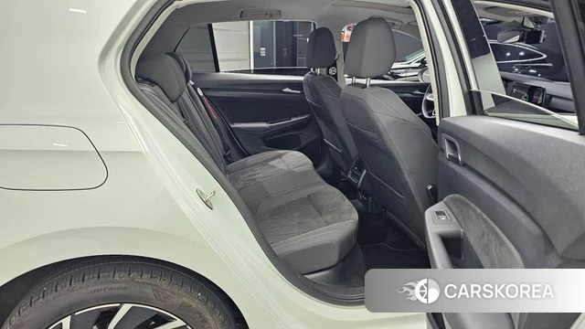 Volkswagen Golf 8th Generation 2023 Белый из Кореи, фото 3