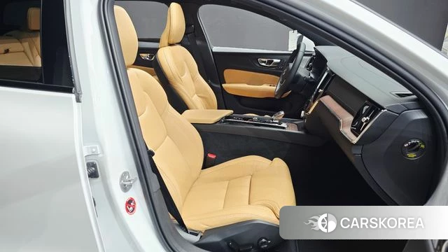 Volvo V60 Cross-Country 2nd Generation 2025 Белый из Кореи, фото 3