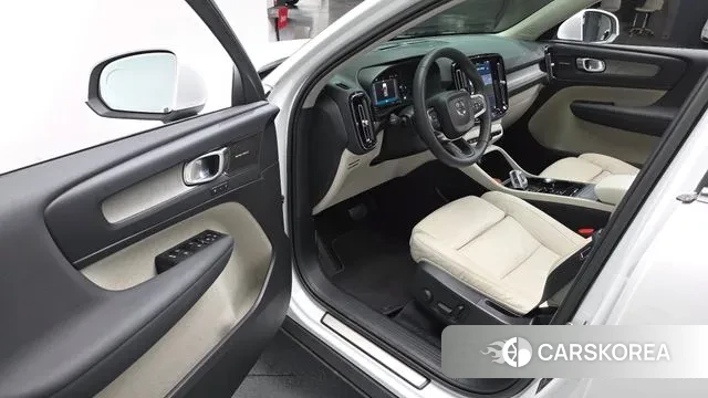 Volvo XC40 2023 Белый из Кореи, фото 3