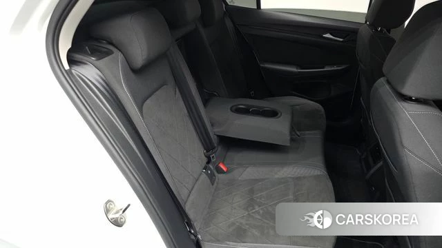 Volkswagen Golf 8th Generation 2023 Белый из Кореи, фото 3